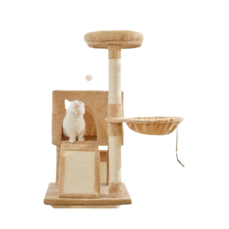 Gatto di peluche che gioca con la casa di legno